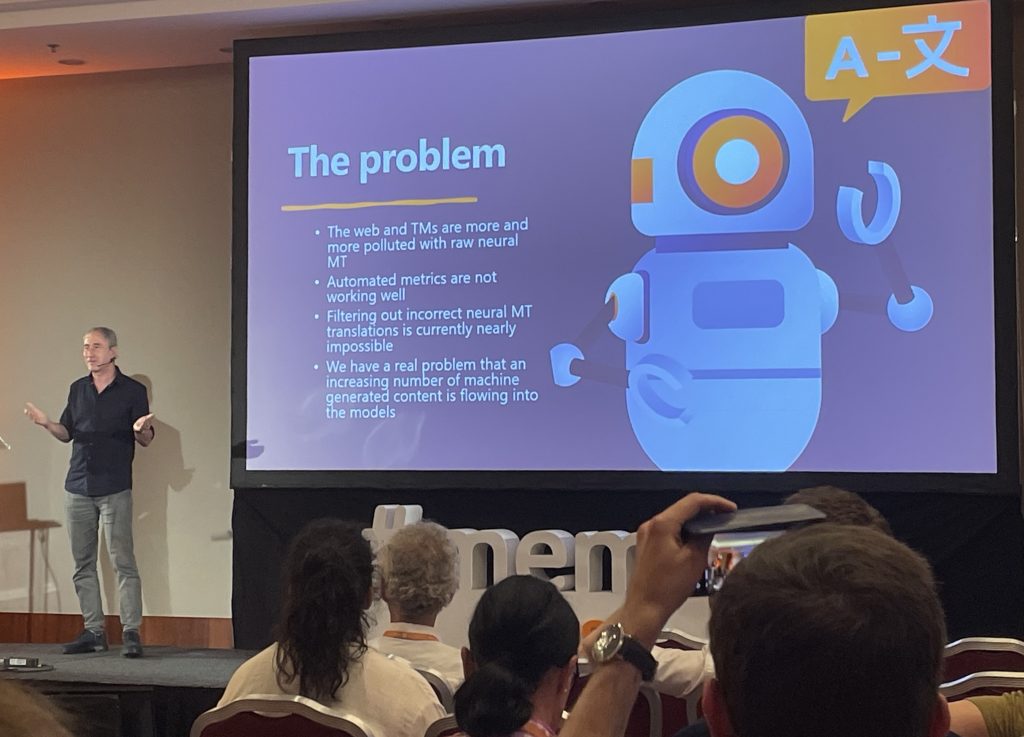 Gábor Bessenyei ist besorgt. Es gibt immer mehr durch künstliche Intelligenz erstellte Inhalte im Web. Diese verschlechtern die Qualität der NMT/MT-Modelle. 

(Gábor Bessenyei on the problem of pollution of the web and TMs with low-quality MT material)
